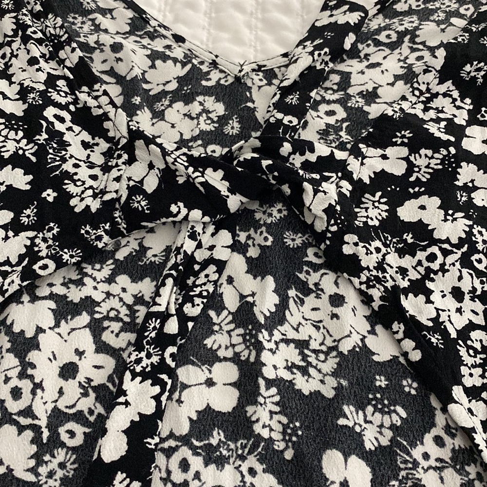 EXPRESS Open Back Romper - Picture 6 of 9